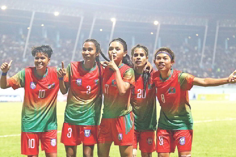 অশ্রু মুছে অভিনন্দন চ্যাম্পিয়ন মেয়েদের