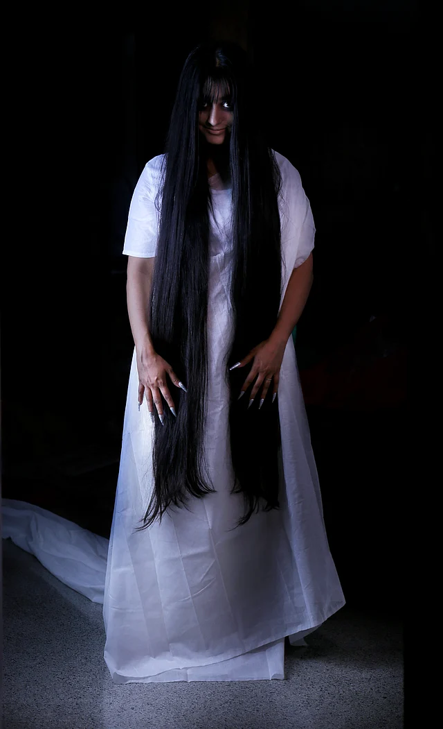 আজানুলম্বিত কেশরাজি তার