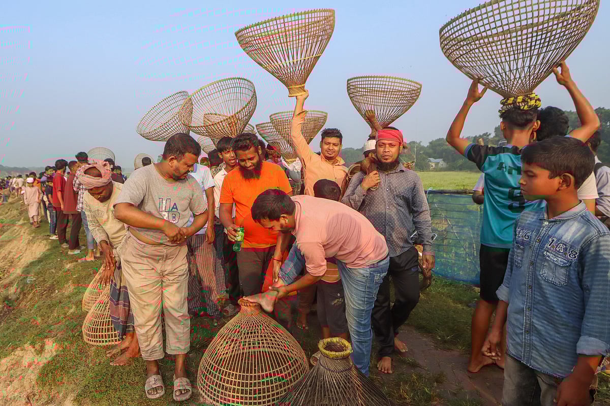 পানিতে নামার আগে হাতে–পায়ে তেল মেখে নিচ্ছেন।