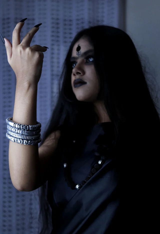গয়না পরতে ভালোবাসে ডাইনী 