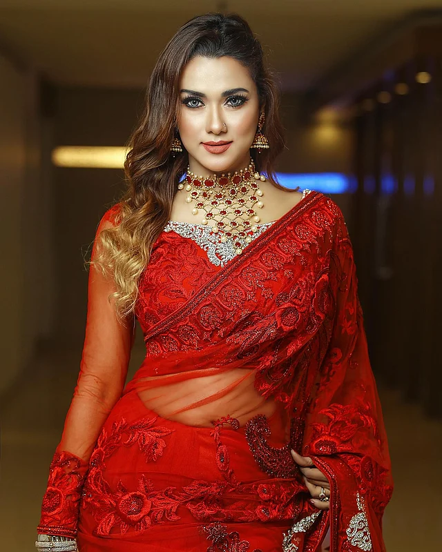 লাল নেটের শাড়িতে আবেদন ছড়াচ্ছেন ববি