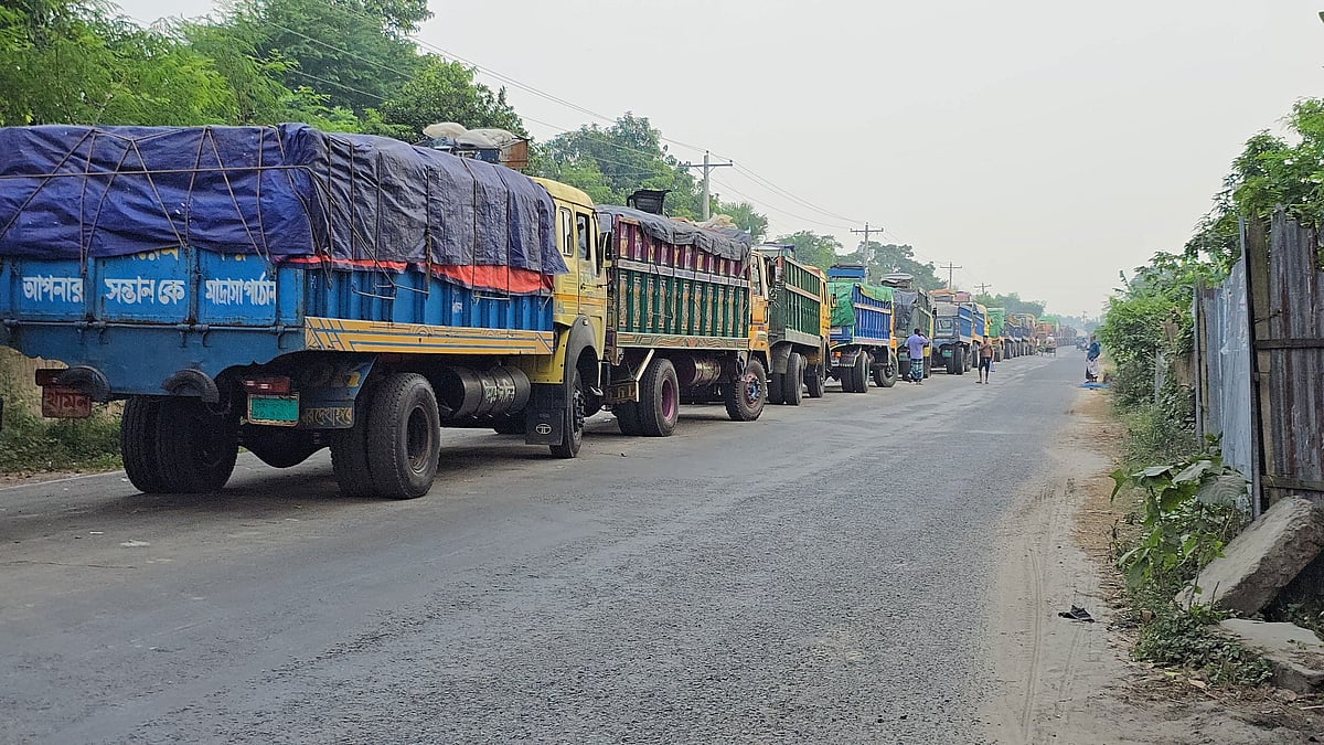 জ্বালানি তেলের সংকট ও মূল্যবৃদ্ধিতে যশোরে দুই দফায় ট্রাকের ভাড়া বেড়েছে