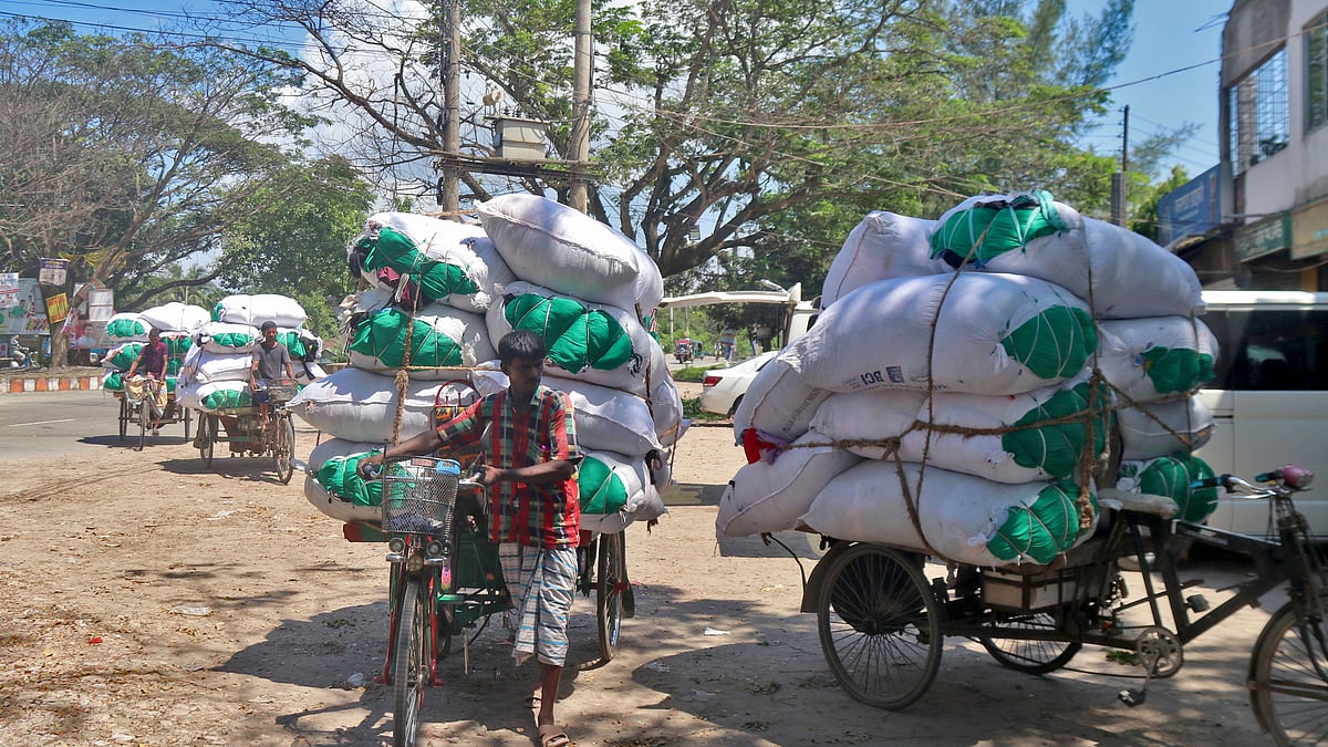 ভ্যানে করে কারখানায় নেওয়া হচ্ছে ঝুট কাপড়। গাছপাড়া, পাবনা। 
