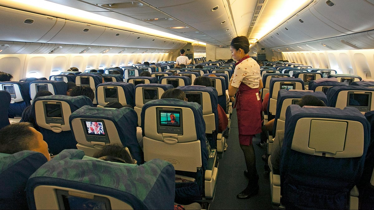 ফ্লাইট অ্যাটেনডেন্টরা  নিজে থেকে না চাইলে তাঁদের সঙ্গে বাড়তি কথা না বলাই ভালো