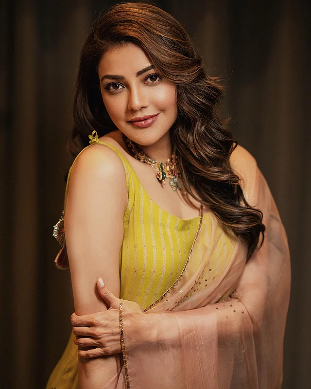হলুদ স্লিভলেস কামিজের সঙ্গে ফিনফিনে ওড়নায় এই সুন্দরী অভিনেত্রী
