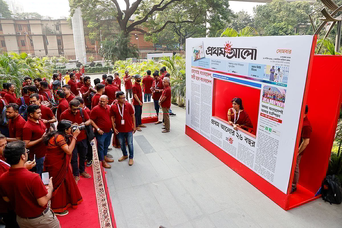 প্রথম আলোর ২৬তম প্রতিষ্ঠাবার্ষিকীতে নিজেদের ছবি ফ্রেমবন্দী করছেন সংবাদমাধ্যমটির কর্মীরা। 