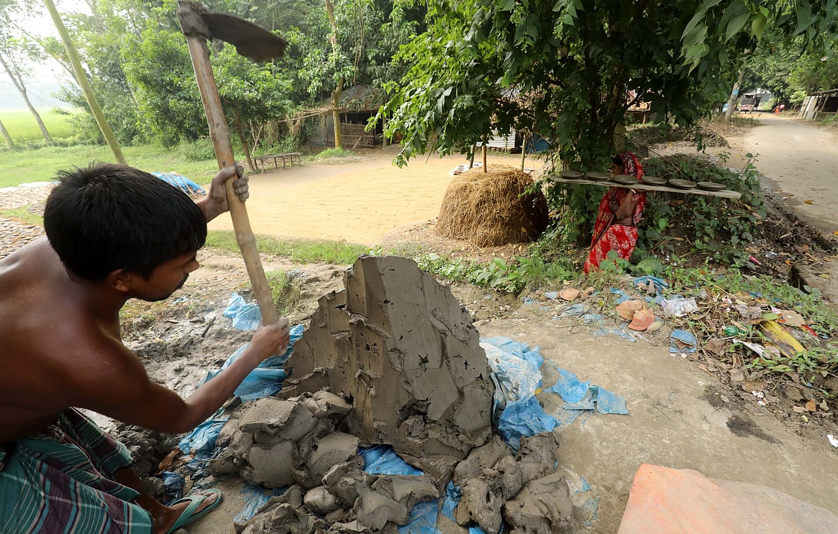 দইয়ের হাঁড়ি তৈরির জন্য মাটি সংগ্রহ করা হচ্ছে। 