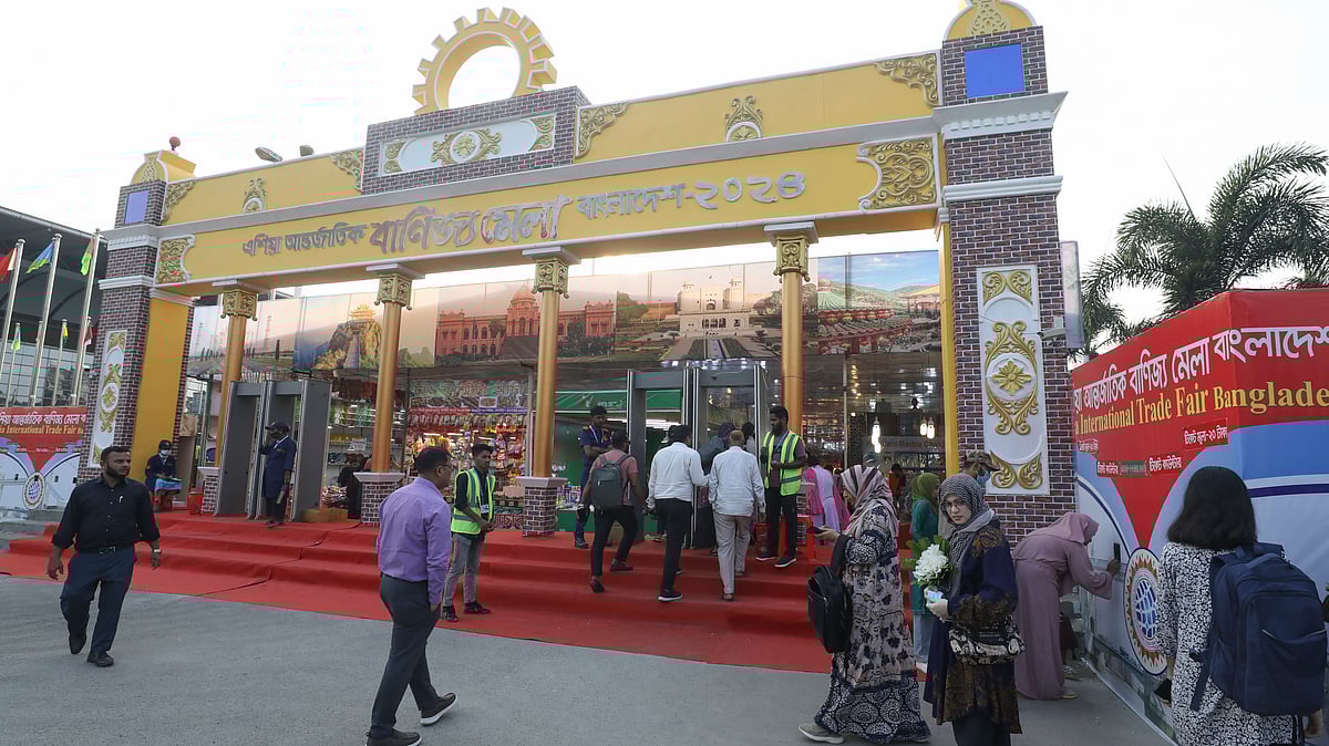 এশিয়া আন্তর্জাতিক বাণিজ্য মেলায় প্রবেশ করছেন দর্শনার্থীরা।  