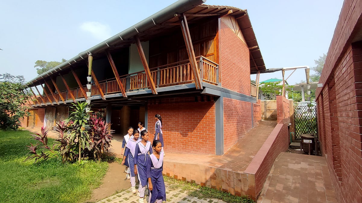 স্থাপত্যশৈলীতে নজরকাড়া বিদ্যালয়টি।