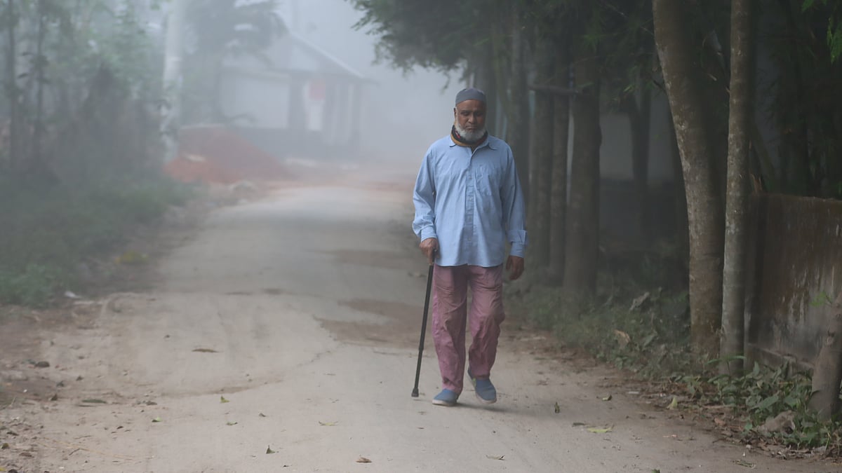 কুয়াশাঘেরা সকালে হাঁটতে বেরিয়েছেন বয়সে প্রবীণ এই ব্যক্তি