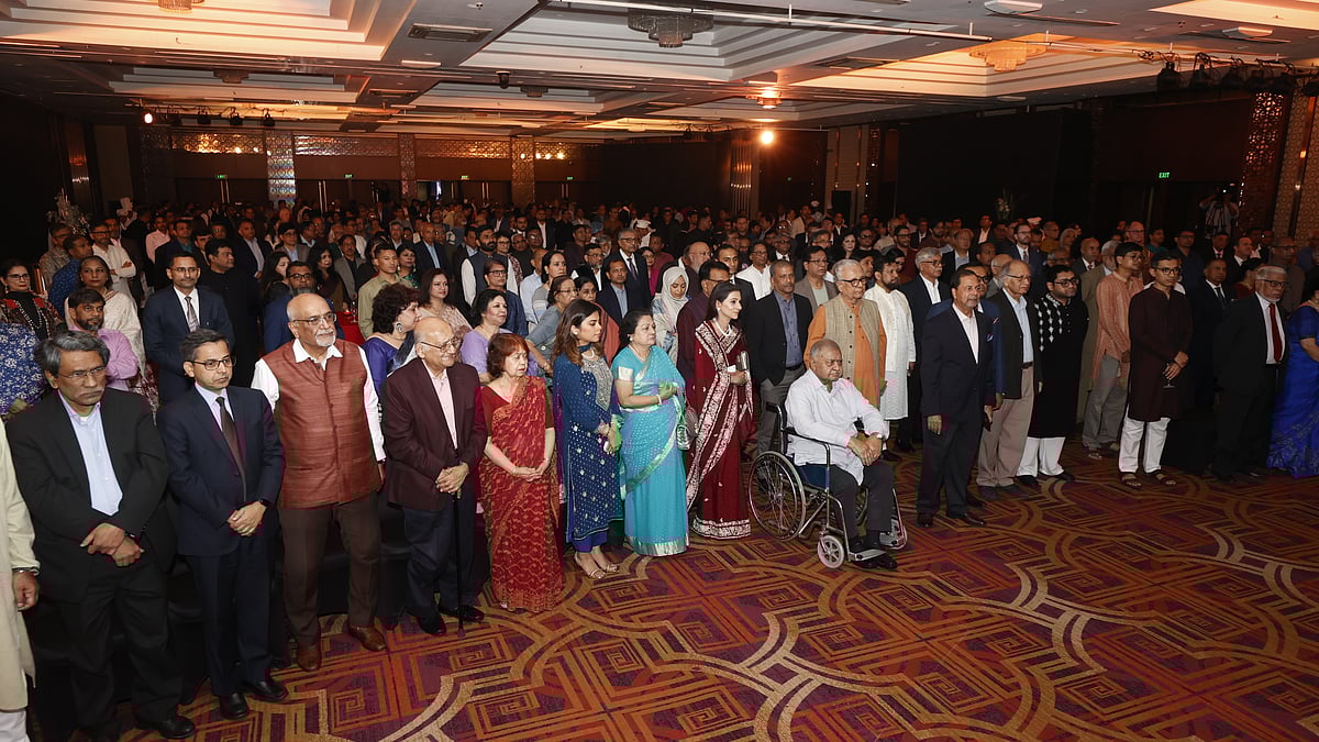 অনুষ্ঠানে গণ-অভ্যুত্থানের শহীদদের প্রতি শ্রদ্ধা জানিয়ে এক মিনিট নীরবতা পালন করা হয়