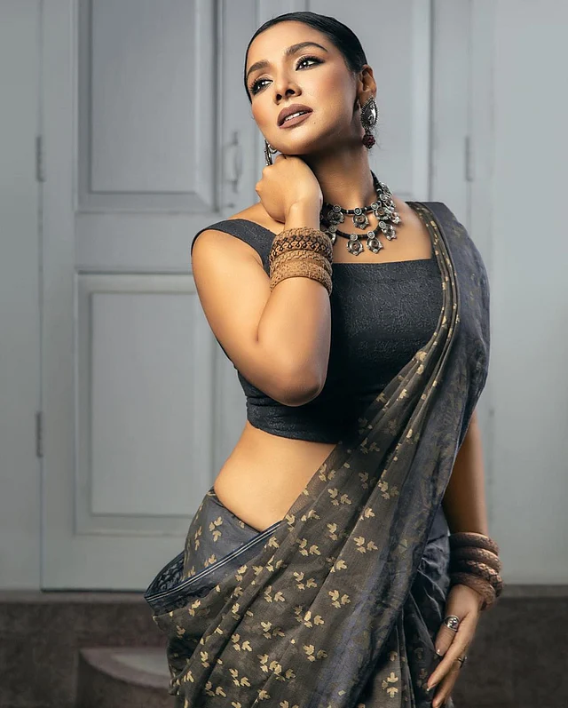 কফিরঙা শাড়িটি ফ্যাশন ব্র্যান্ড কালার্স অব দ্য চরসের প্রাকৃতিক রঙে রাঙানো। মানানসই ব্লাউজ আর সফট গ্ল্যাম মেকওভারে নজরকাড়া রুনা খান