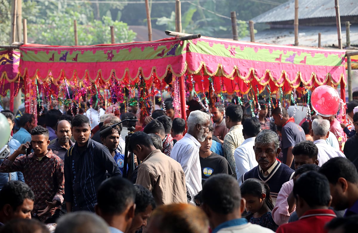 নবান্ন উৎসব উপলক্ষে সাতসকালেই জমে উঠেছে উথলী মাছের মেলা 
