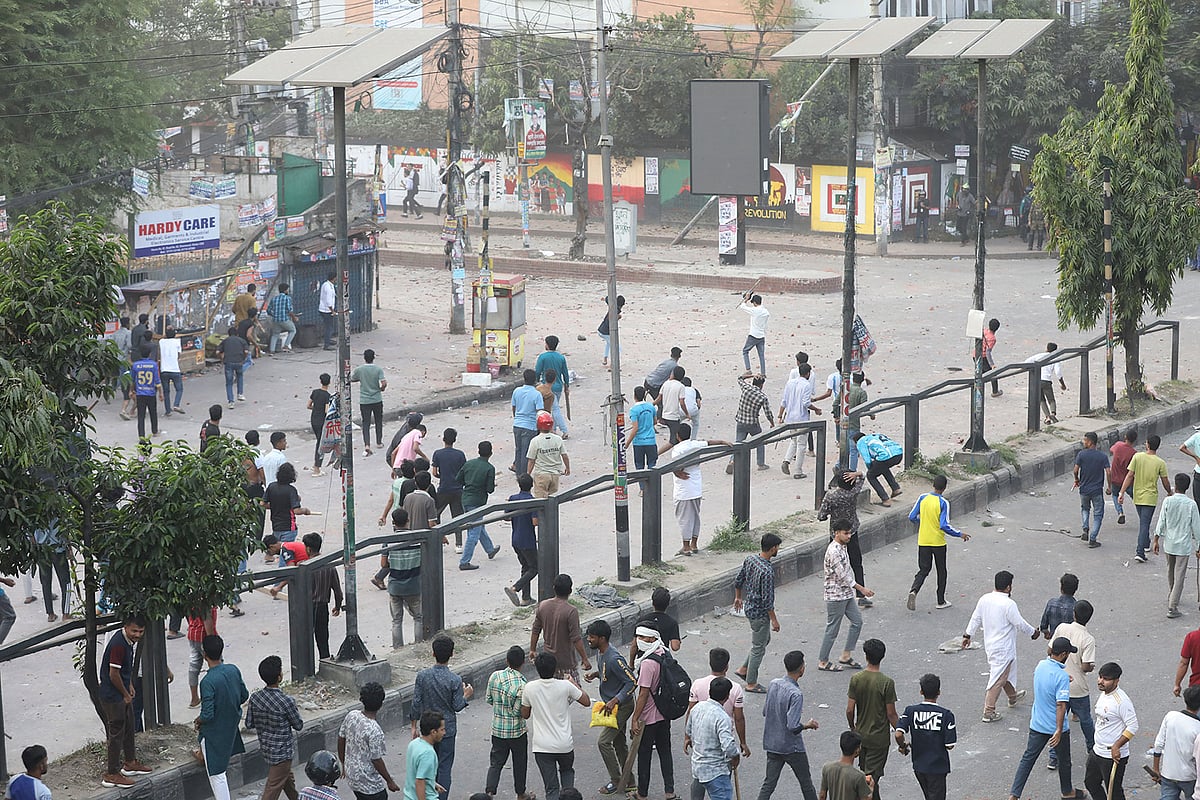 ঢাকা কলেজের শিক্ষার্থীরা দলবদ্ধ হয়ে সিটি কলেজে হামলা চালান।
