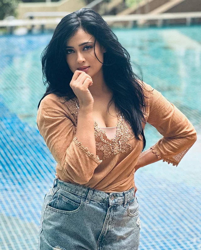 জিন্স আর টপের স্মার্ট লুকে শ্বেতা