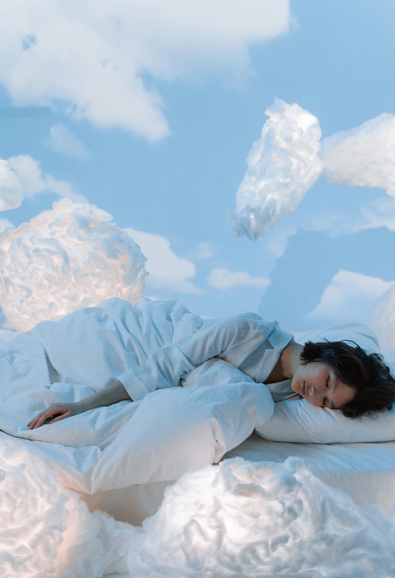 আপনারও কি ঘুমের মধ্যে মনে হয় ঝাঁকুনি লেগে পড়ে যাচ্ছেন