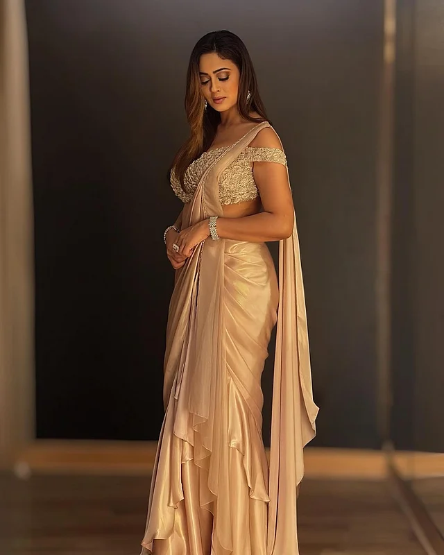 এখানে ফিউশন স্টাইল স্যাটিন শাড়ির সঙ্গে অফ দ্য শোল্ডার ব্লাউজ পরেছেন শ্বেতা
