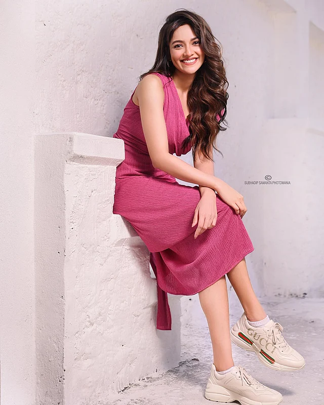 গোলাপি জাম্পস্যুটের সঙ্গে জুটি হয়েছে গুচির জুতা। 