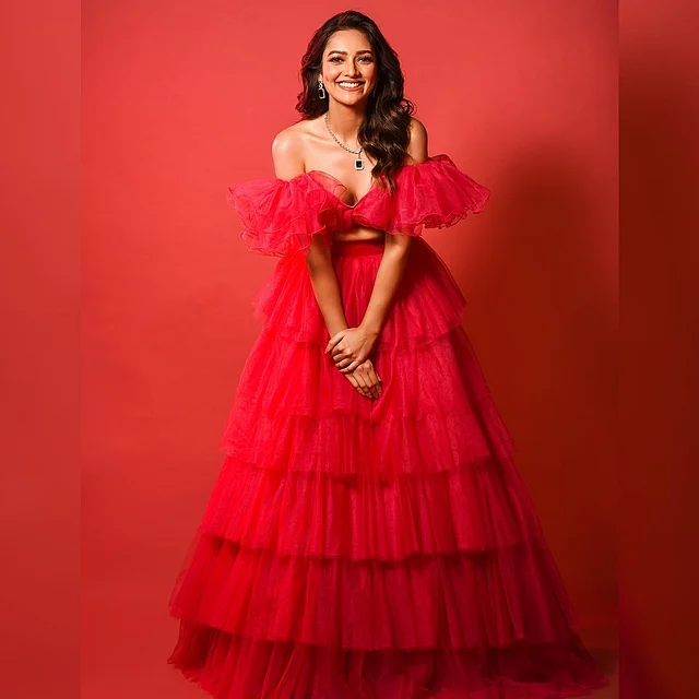 লাল রঙের অফশোল্ডার রাফেল গাউনে মিষ্টি অভিনেত্রী ফ্রেমবন্দী হয়েছেন। সঙ্গে পরেছেন পান্নার জুয়েলারি। 