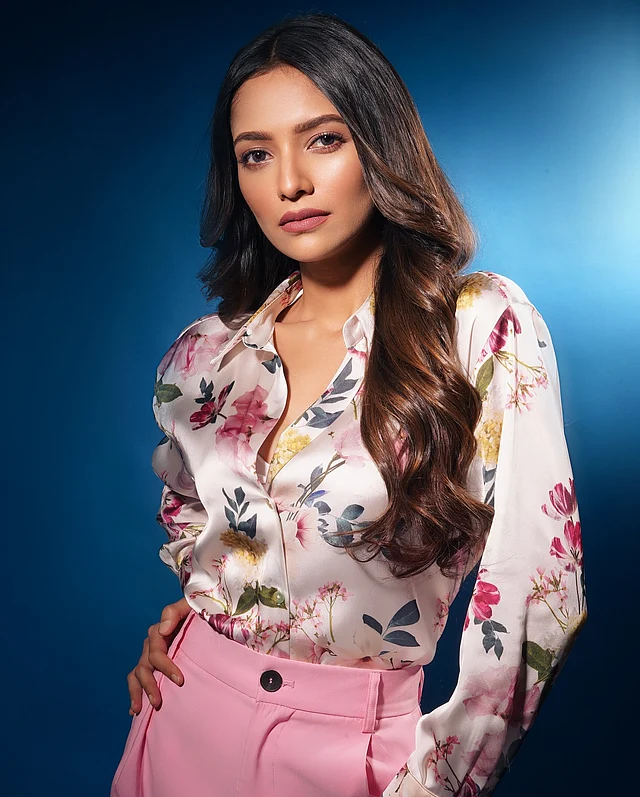 ট্রেন্ডি ফ্লোরাল প্রিন্টের শার্ট আর হাইওয়েস্ট বটম জুটি বেঁধেছে।  