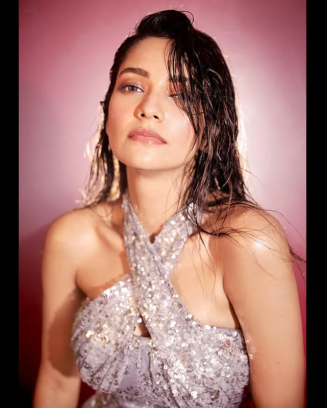 সিকুইন–সজ্জিত হল্টারনেক ড্রেসের সঙ্গে আবেদন ছড়ানো ন্যুড মেকআপে অভিনেত্রী।