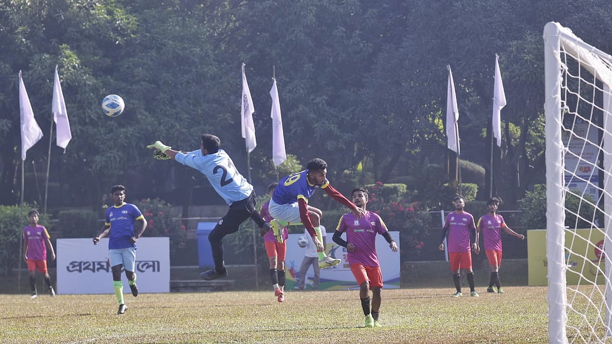 দ্বিতীয় দিনে বিজিএমইএ ইউনিভার্সিটি অব ফ্যাশন অ্যান্ড টেকনোলজি বনাম জগন্নাথ বিশ্ববিদ্যালয়ের প্রথম খেলাটি ছিল দারুণ প্রতিদ্বন্দ্বিতাপূর্ণ।