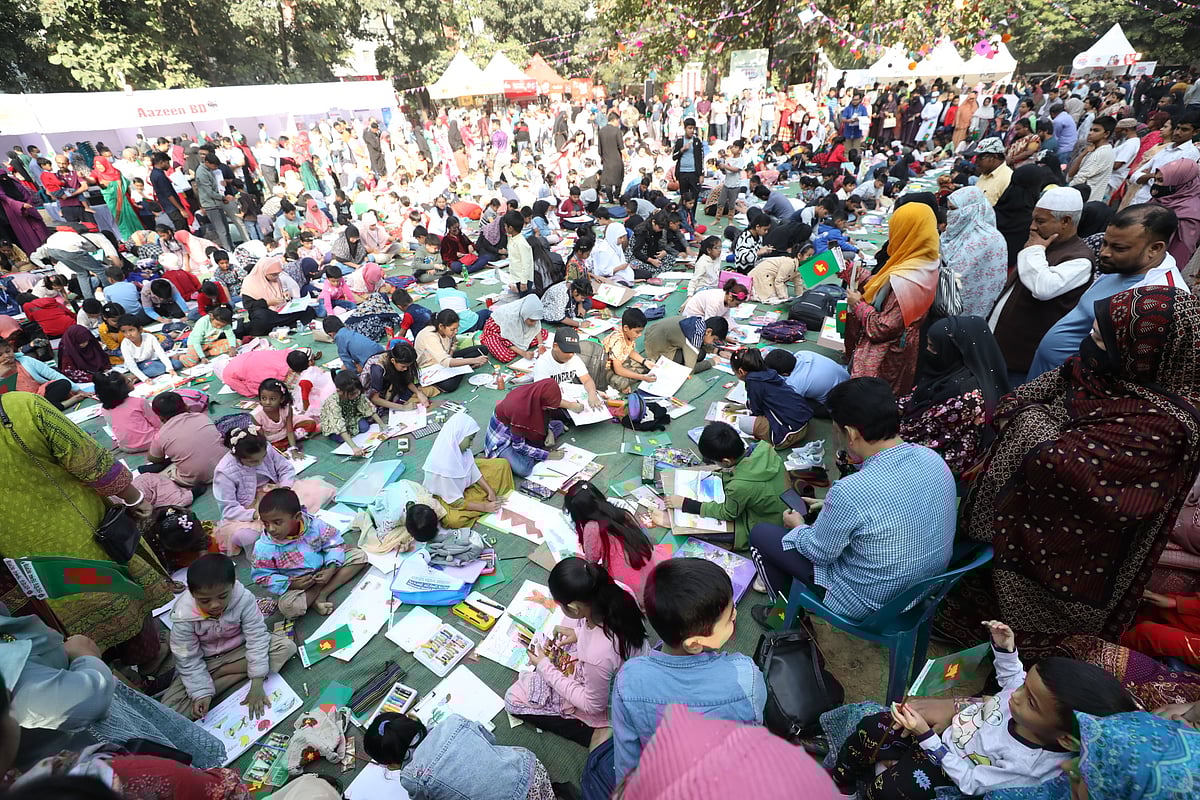 শিশু-কিশোর ও তরুণেরা চিত্রাঙ্কন করছেন। 