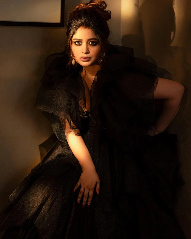 অল ব্ল্যাক লুকে লাস্যময়ী অভিনেত্রী। কালো শিয়ার ফেব্রিকের রাফেল ড্রেসের সঙ্গে স্মোকি আই মেকআপ আর ন্যুড লিপস্টিক দিয়েছেন তিনি। 