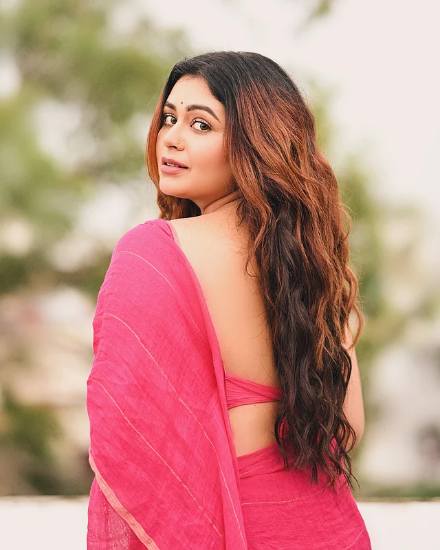 ব্যাকলেস ব্লাউজ আর তাঁতের শাড়িতে বং সুন্দরী। 