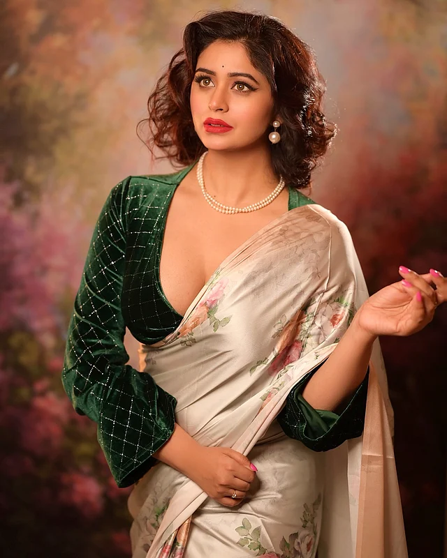 সাবেকি এই লুকে অভিনেত্রী বেছে নিয়েছেন ভেলভেটের ডিপ নেক সবুজ ব্লাউজ, ফ্লোরাল প্রিন্টের সিল্ক শাড়ি আর মুক্তার জুয়েলারি। এর সঙ্গে মানিয়ে গেছে তাঁর শর্ট হেয়ারস্টাইল লুক। 