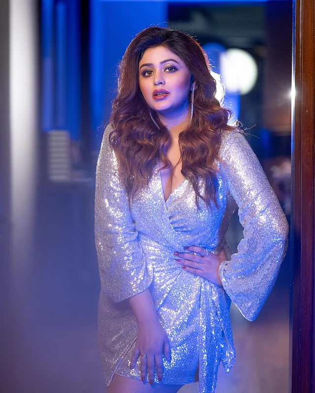 সিকুইনসজ্জিত মিনি র‍্যাপ ড্রেসে অভিনেত্রী। ডিস্কো আমেজে বেশ সুন্দর লাগছে তাঁকে।