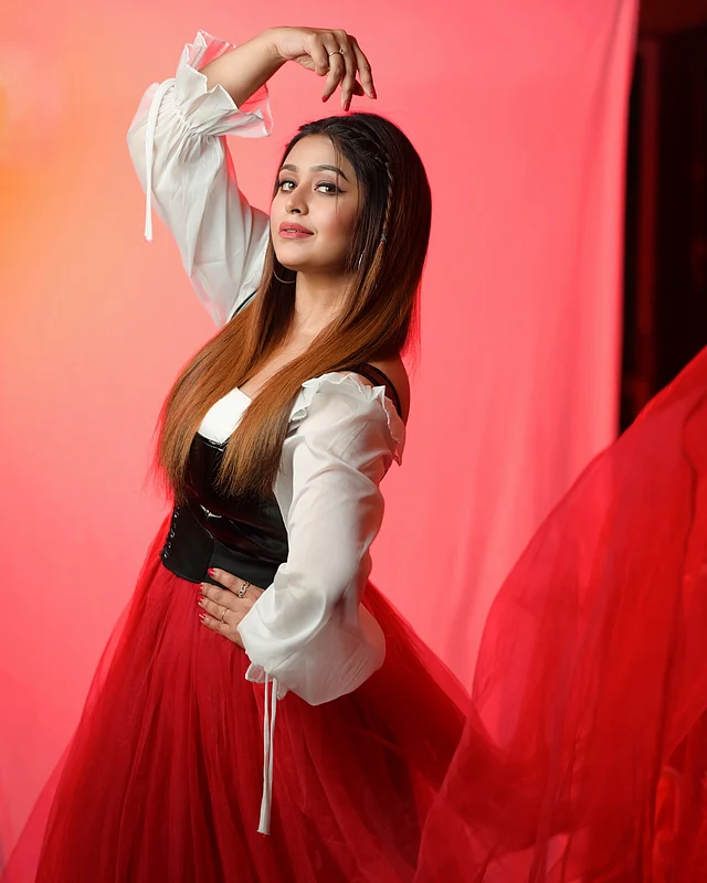 ‘জব উই মিট’ সিনেমায় কারিনা কাপুরকে আমরা এই লুকে দেখেছি। অভিনেত্রী ঋতাভরীকেও বেশ লাগছে এই কোরসেট ড্রেসে।