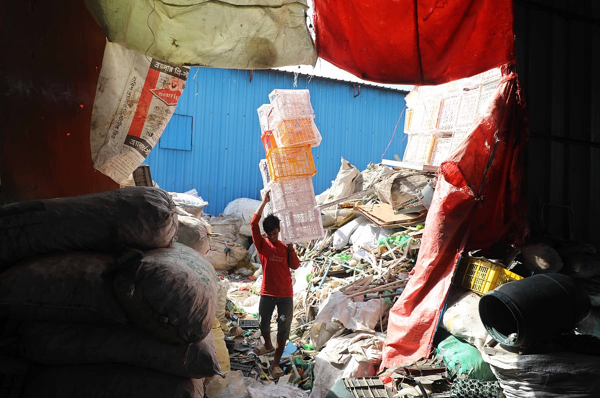 সংগ্রহ করা প্লাস্টিকের টুকরি কারখানায় আনা হচ্ছে।