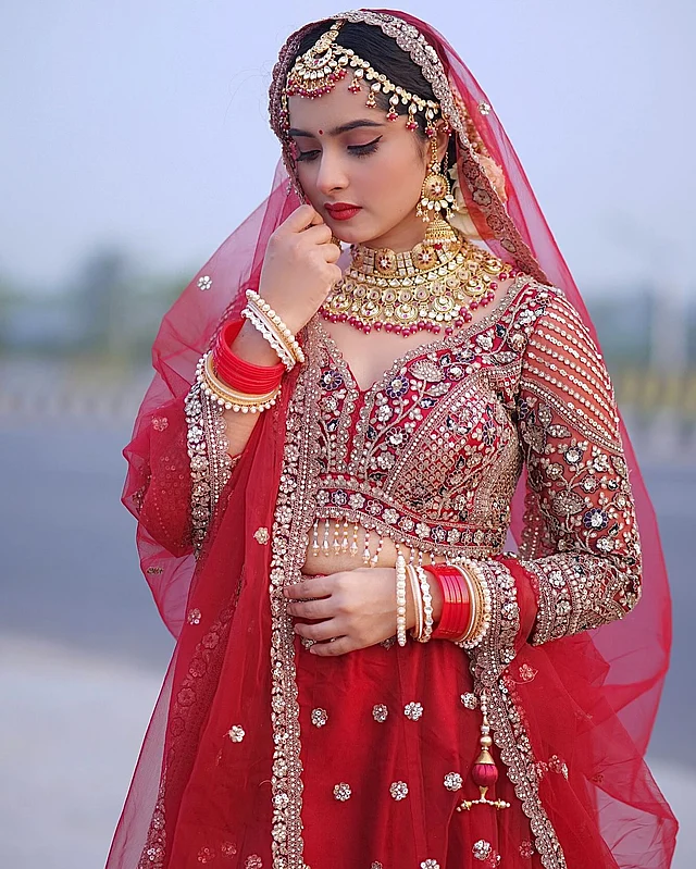 যাঁরা টুকটুকে লাল বউ সাজতে চান, তাঁদের জন্য অনুপ্রেরণা হতে পারে কেয়া পায়েলের এই সাজপোশাক।