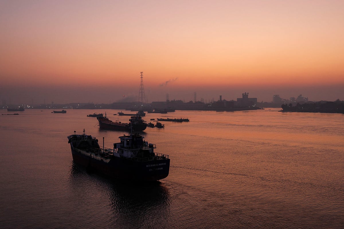 সূর্য ওঠার আগ মুহূর্তে নদীর রূপ, পানিতে পড়েছে সূর্যের লাল আভা