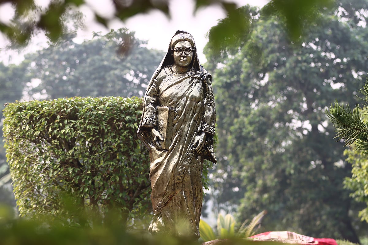 বেগম রোকেয়া স্মৃতি কমপ্লেক্সে অবস্থিত রোকেয়ার ভাস্কর্য 