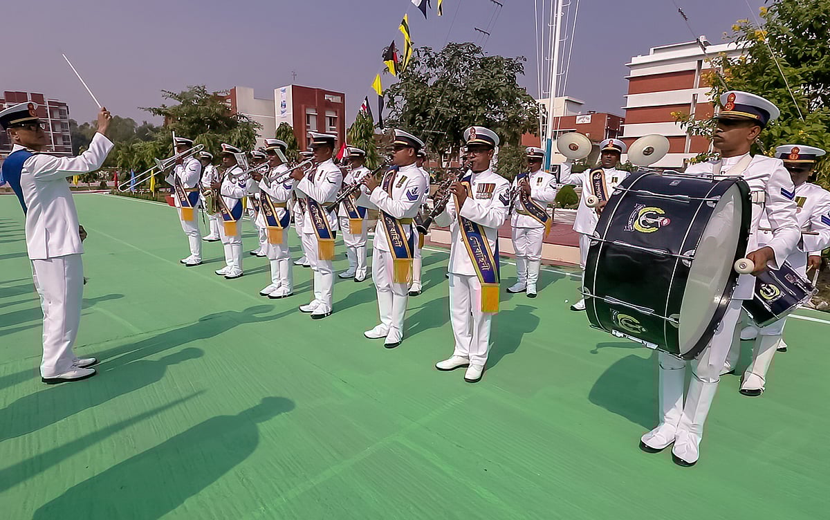 নৌবাহিনীর বাদক দলের সুর আর বাজনা।