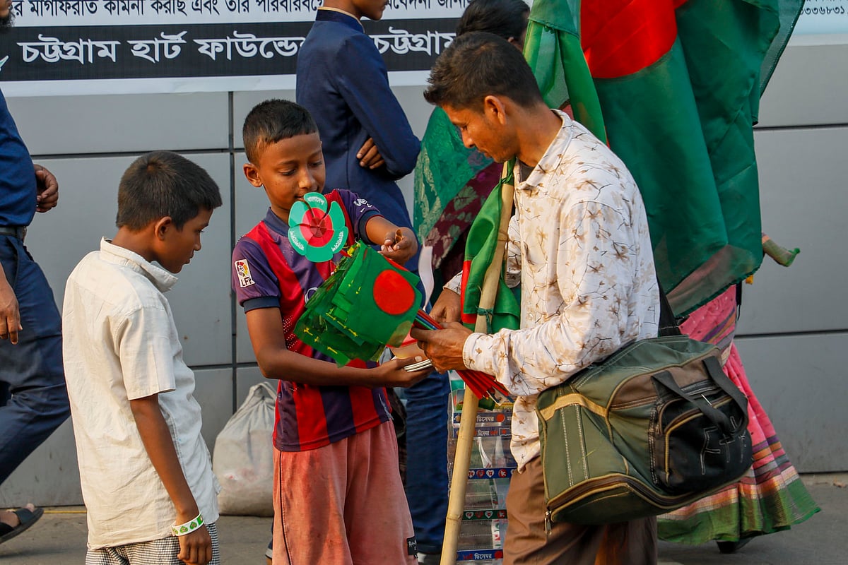 ছোট পতাকা কিনছে দুই শিশু। 