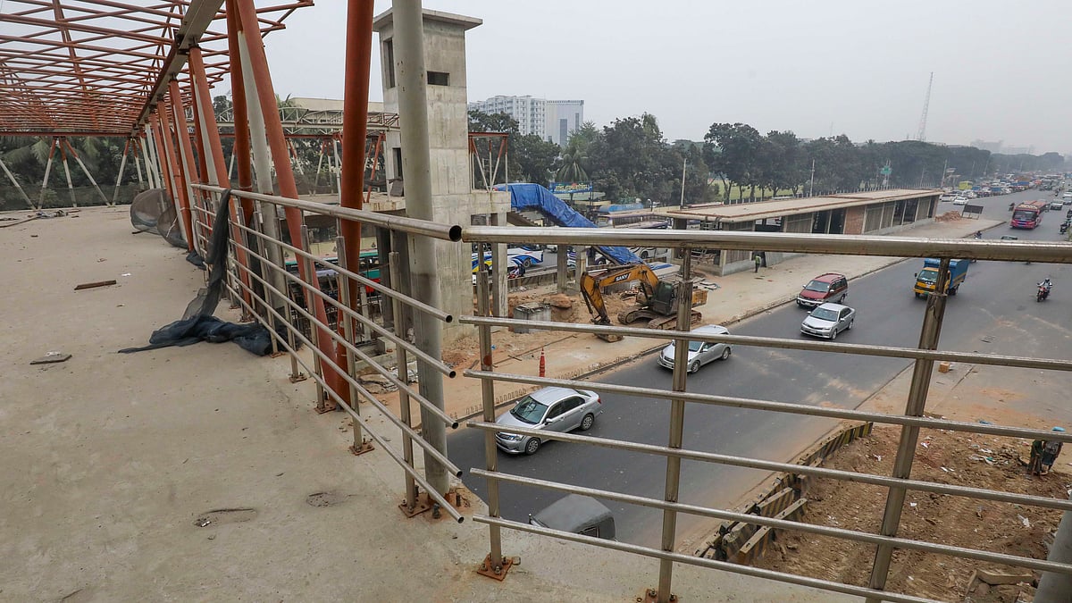 উত্তরা ৪ নম্বর সেক্টর এলাকায় পদচারী–সেতু ও বাস স্টপেজ নির্মাণাধীন। প্রকল্পের ২৫টি স্টেশনের মধ্যে ১টির কাজও শেষ হয়নি।