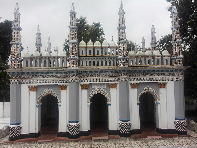 সামনে থেকে মসজিদকে এমন দেখায়