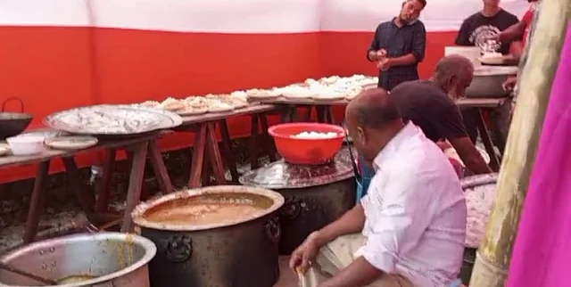 অভিজ্ঞ বাবুর্চিরা মাংস, মসলা আর চালের গুড়ি দিয়ে মিল্লি রান্না করেন