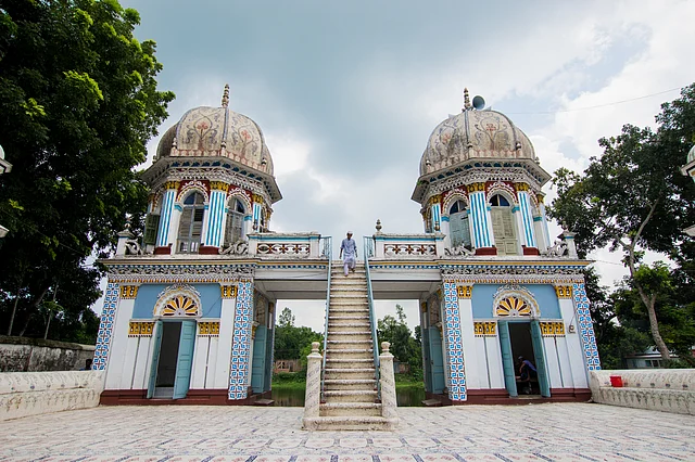 এ মসজিদ সম্প্রসারণ করে আধুনিক রূপ দেন নবাব সৈয়দ নওয়াব আলী চৌধুরী