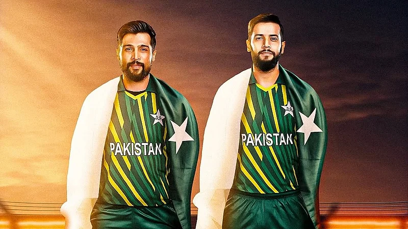 মোহাম্মদ আমির (বাঁয়ে) ও ইমাদ ওয়াসিম