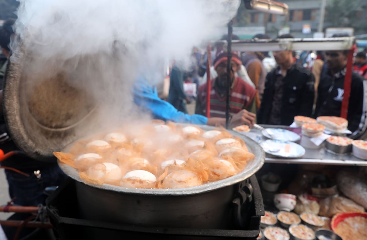 ভাপা পিঠা বানানো হচ্ছে। 