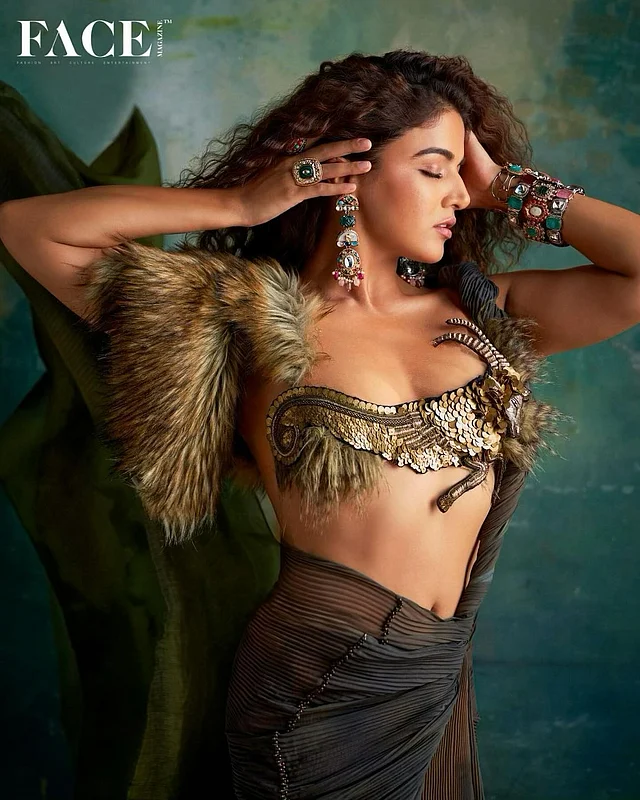 সিকুইনের ক্যাপ্রিকর্ন ডিটেইলিং আর ফো ফারের নজরকাড়া টপে ওয়ামিকা