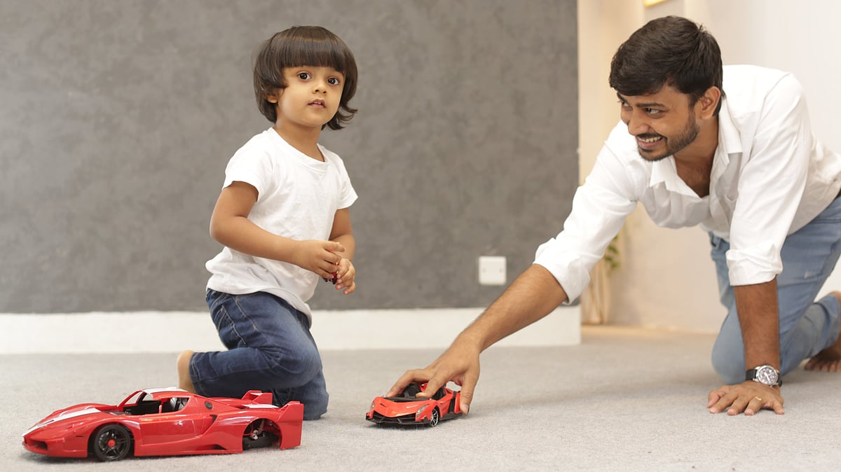 সন্তান পালন নারীর কাজ—এই মিথ ভাঙার সময় এসেছে