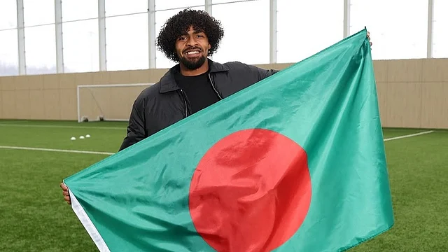 হামজা চৌধুরীও ডাক পেয়েছেন প্রাথমিক দলে