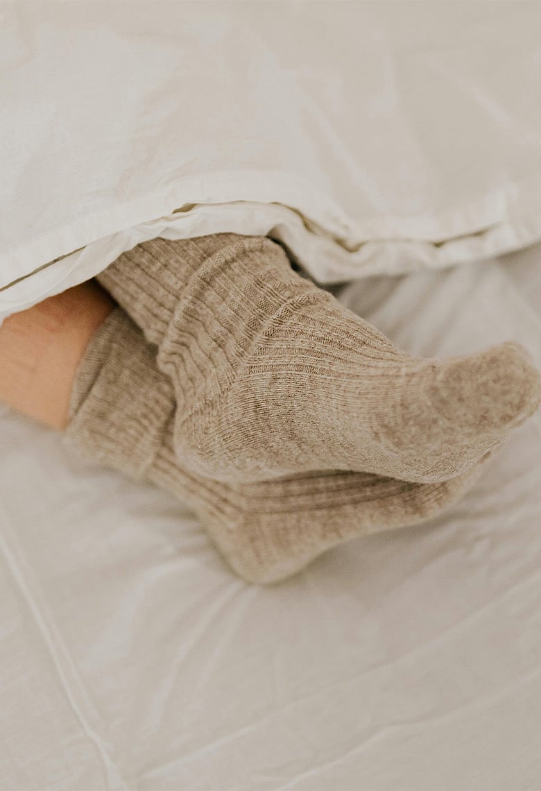 শীতে মোজা পরে ঘুমানো কি ভালো নাকি খারাপ