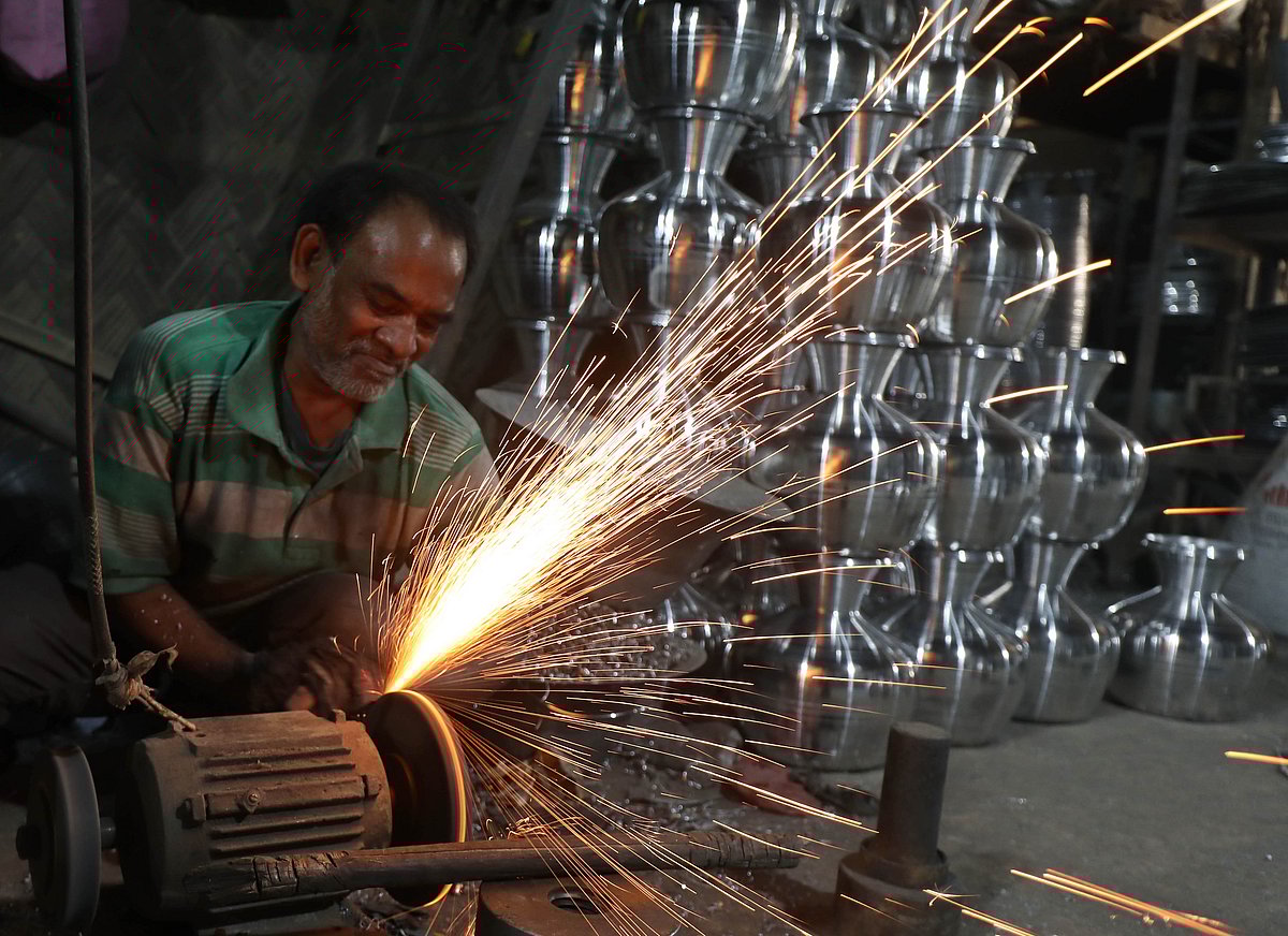 মেশিনের মাধ্যমে ছুরিতে ধার দেওয়া হচ্ছে।