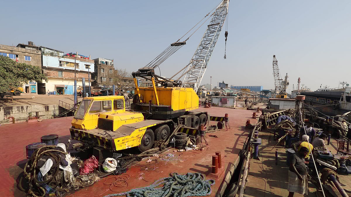 ঘাটে কোনো ধরনের পণ্য ওঠানামা করছে না।